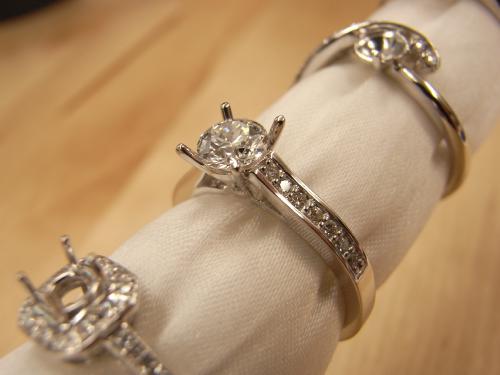ダイアモンドルースとリングを自由に組み合わせられる | ネット通販で買う結婚指輪・婚約指輪
